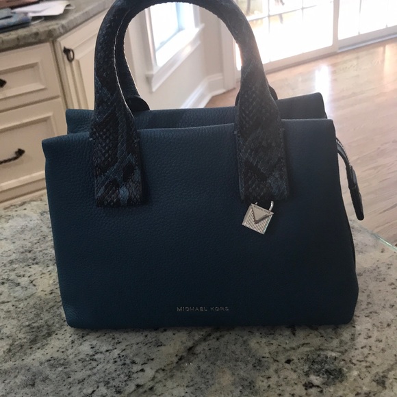 ⭐️⭐️2X HP⭐️⭐️ NWT Authentic Michael Kors Rollins Leather Satchel - Picture 2 of 9